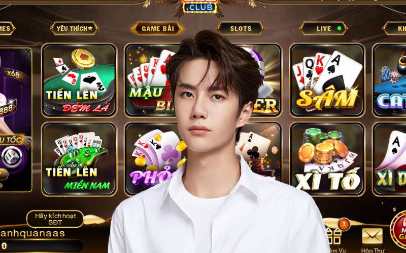 Tác giả Hit Club phong cách trẻ trung đứng trước giao diện slots linh thú.