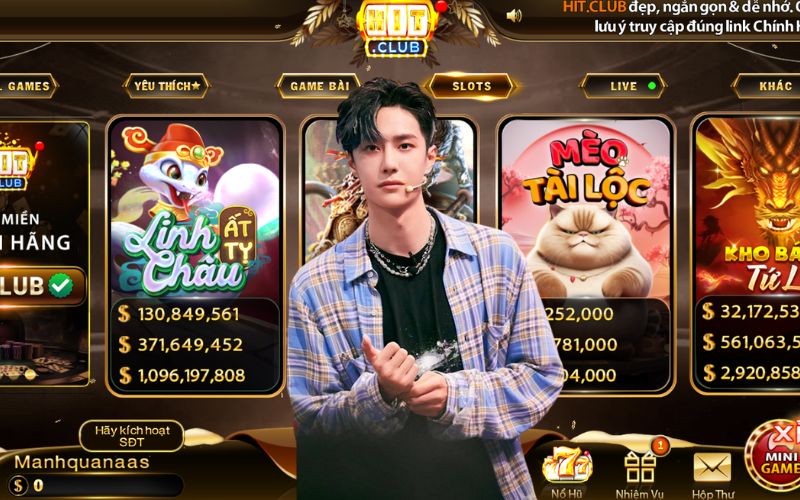 Chân dung tác giả Hit Club áo trắng cùng giao diện game bài cổ điển.